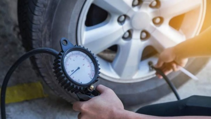 Защо да измервате и на какво влияе налягането в гумите на колата