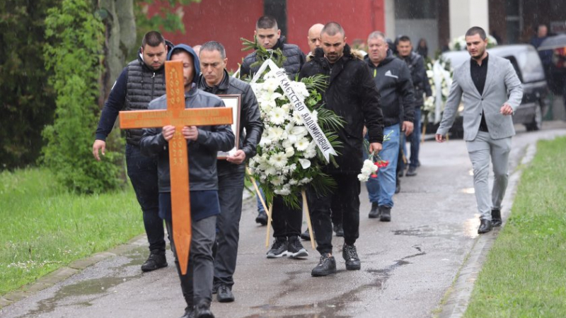 Последно сбогом: Стотици се поклониха пред паметта на Ани и Явор в столицата СНИМКИ