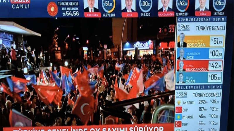 Инфарктни резултати от вота в Турция, Кълъчдароглу обяви: "Ние сме начело", море от народ пред централата на Ердоган