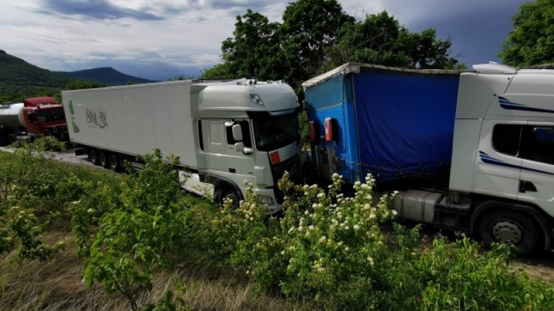 Страшно меле с турски камиони на входа на Видин, шофьор бере душа
