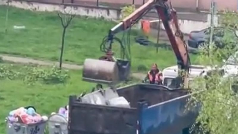 Пълен шаш: Ето по какъв начин събират боклука в "Малинова долина" СНИМКА