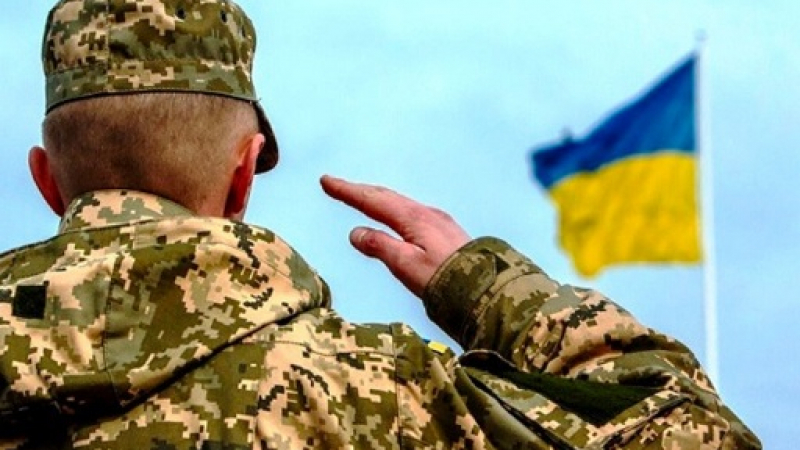 ВИДЕО от войната: Въоръжен комисар гони украинец в Тернопол, за да му връчи призовка, но...