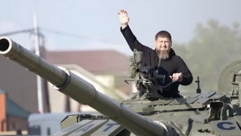 Кадиров пробва модернизиран танк Т-72, ​​сравни го с Майбах и ще прави своя армия срещу агресията на Запада