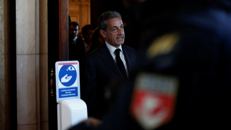 Осъдиха Саркози: Ще носи електронна гривна
