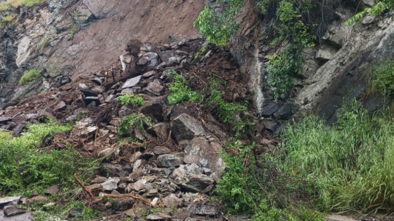 Срутена подпорна стена затвори пътя за пловдивско село СНИМКА