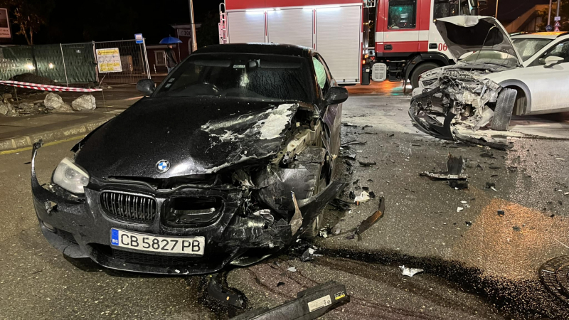 Зверска катастрофа в София посред нощите, дойде полиция и пожарна СНИМКИ