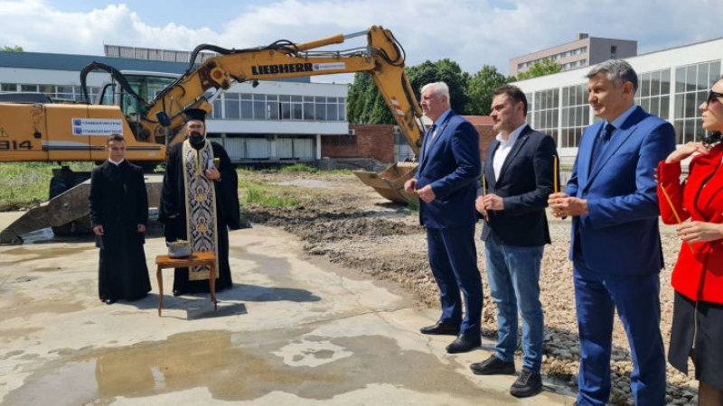 Кметът на Пловдив даде рестарт на строителството на 50-метровия басейн „Младост“