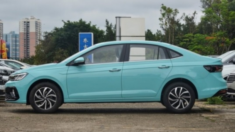 Volkswagen показа евтин седан на базата на Polo с огромен багажник СНИМКИ