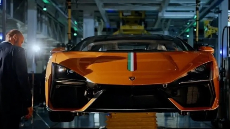 Lamborghini показа процеса на сглобяване на суперавтомобила Revuelto ВИДЕО