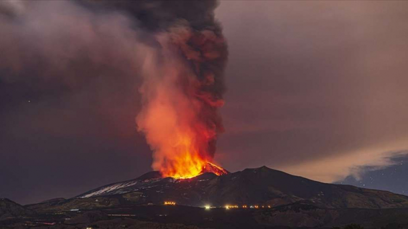 Кошмар! Най-големият вулкан в Европа изригна отново, земята клокочи и трещи  СНИМКИ
