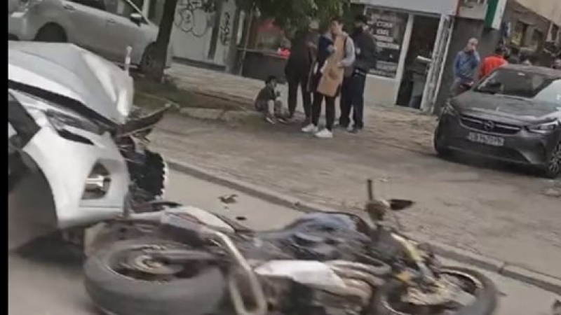 Зверско меле с моторист на метри от фаталната катастрофа със Семерджиев ВИДЕО