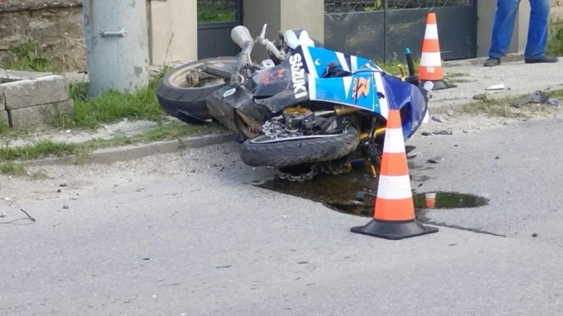 Страшна трагедия с моторист в Първенец, каската му изхвърчала на пътя, а малко по-късно... СНИМКА