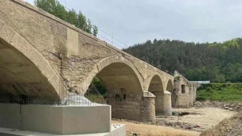 Буря в нета: Окепазяват прочутия мост на Колю Фичето в Бяла СНИМКА