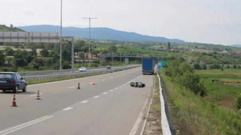 Кошмарна гледка край АМ "Струма", загинал моторист е на асфалта СНИМКИ 
