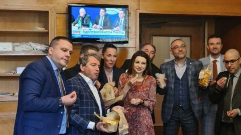 ИТН изби рибата с тази СНИМКА по време на скандалната пресконференция на Радостин Василев