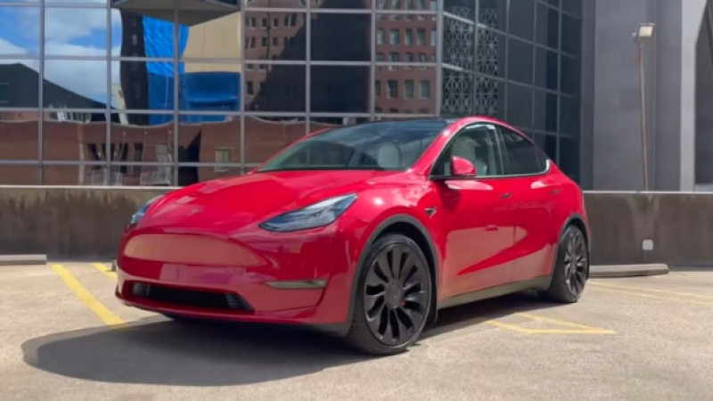 Собственик на Tesla разказа за всички важни особености на електромобила ВИДЕО