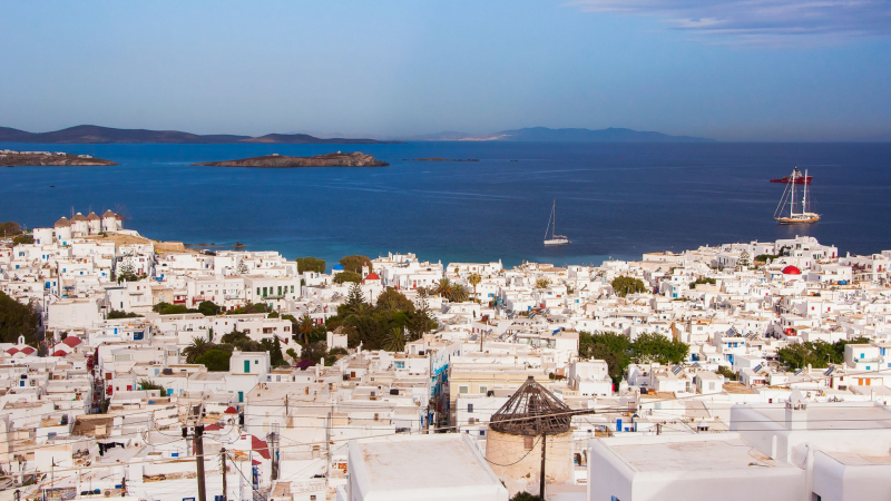 Няма прошка: Бутат незаконните сгради на лъскав гръцки остров 