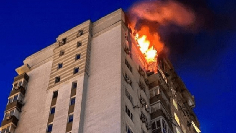 Нова среднощна масирана атака по Киев: Пламна многоетажна сграда, ехтят взривове СНИМКИ