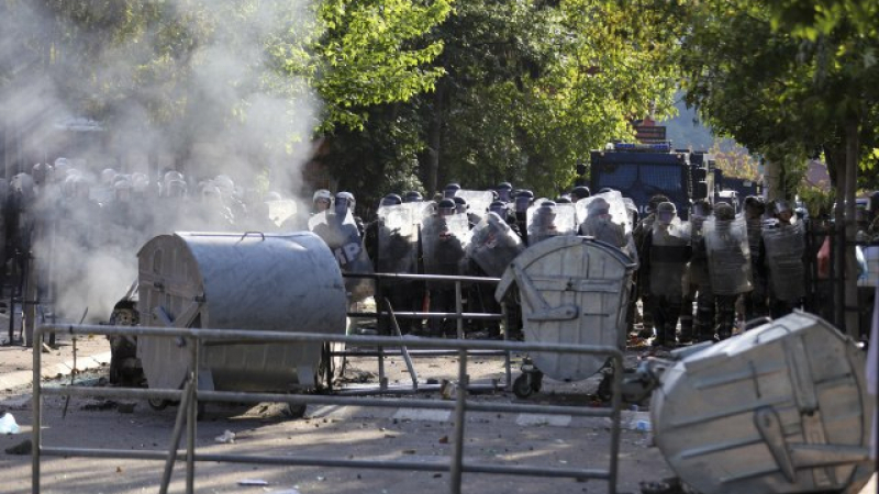 Напрежението ескалира: Жестоки сблъсъци в Косово, изнасят натовски войници на носилки ВИДЕО