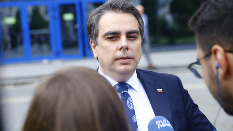 Асен Василев обяви остава ли финансов министър и ще вдига ли данъците