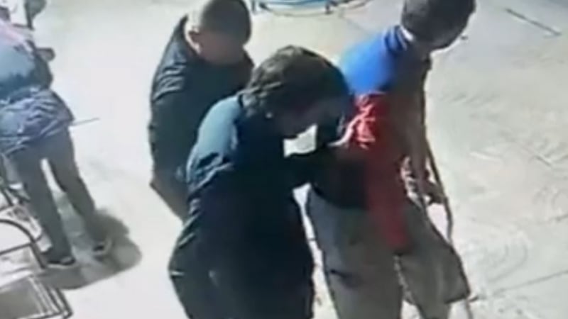 Грозно падение: Бабаити обраха посред бял ден момче с гипсиран счупен крак СНИМКИ 