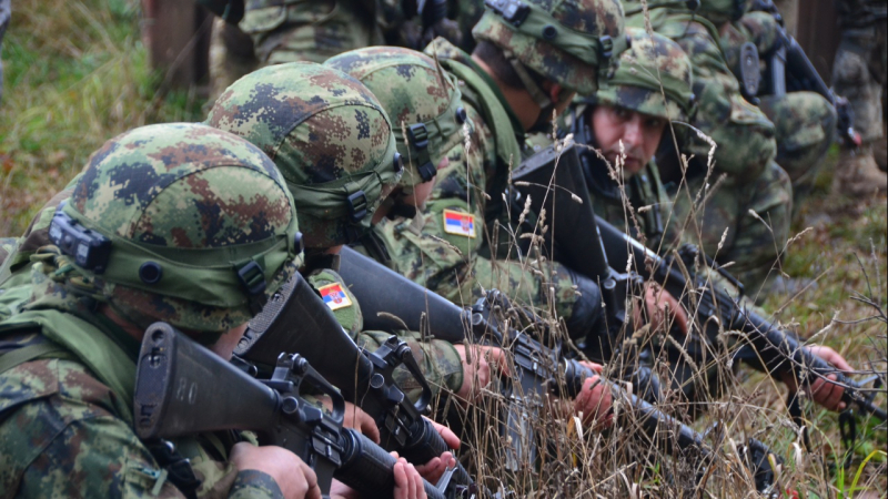 Напрежението ескалира: Вучич обяви максимална бойна готовност на сръбската армия! ВИДЕО