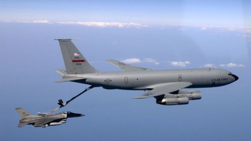 Пентагонът бие тревога: Китайски боен самолет с "агресивна" маневра в близост до американски обект