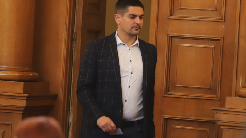 Примката се затяга: Радостин Василев вече е с обвинение