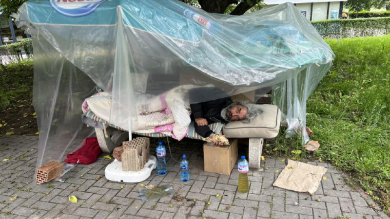 Обрат с бездомника от снимката, разплакала България 