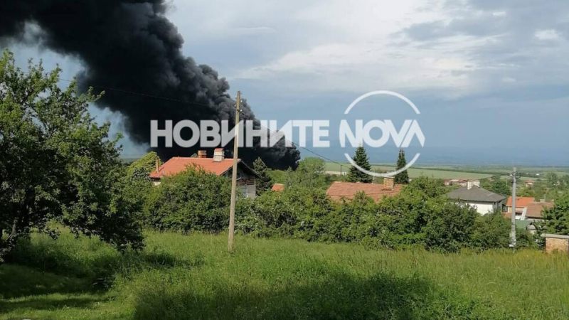 Извънредно: Голям пожар във фабрика край Божурище, най-малко един пострадал ВИДЕО