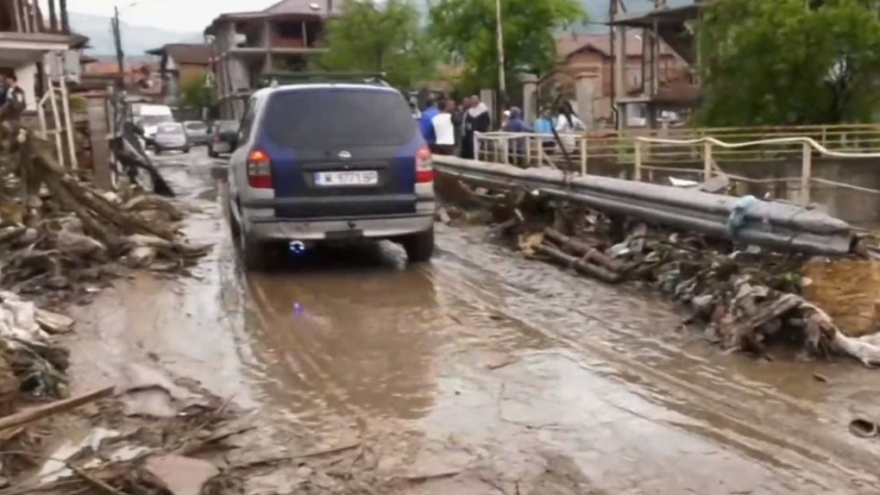 Потоп в Берковица! Положението е страшно, евакуират хора ВИДЕО