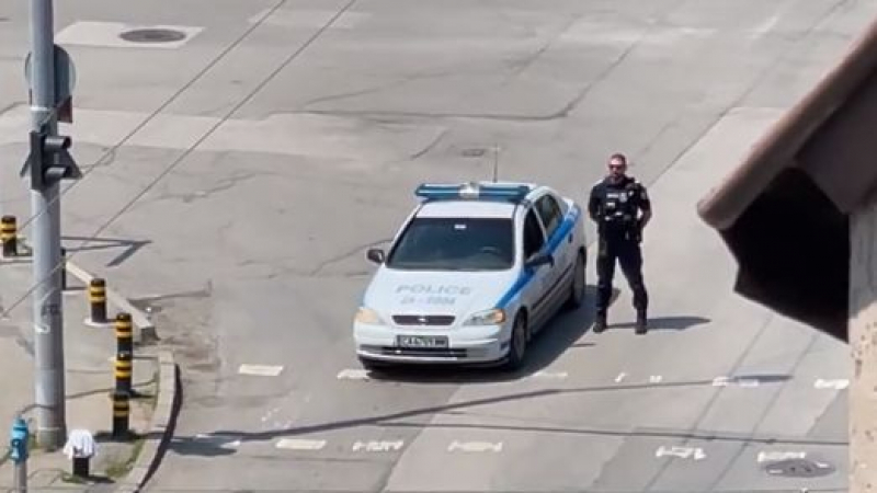 Цяла България говори за този полицай и това, което направи точно в 12 часа ВИДЕО