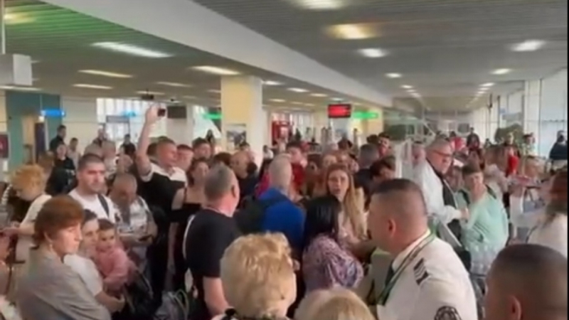 Нов кошмар на летище "София", куп българи с деца в капан от сутринта ВИДЕО