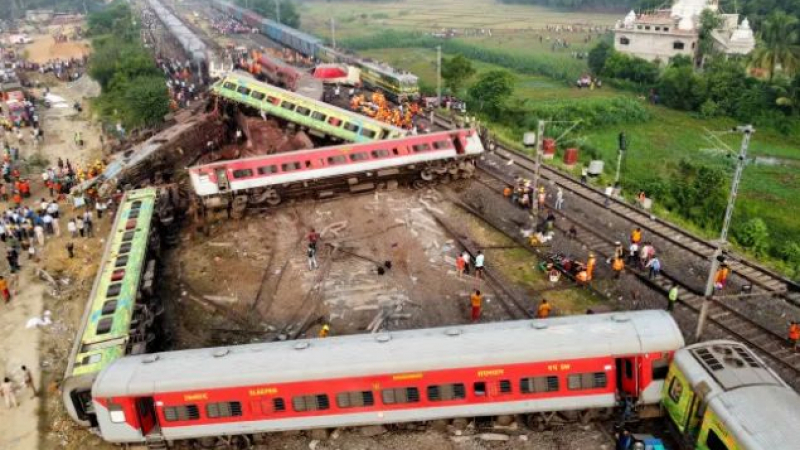 Над 230 загинали и 900 ранени: Ужасът след влаковата катастрофа в Индия не спира ВИДЕО