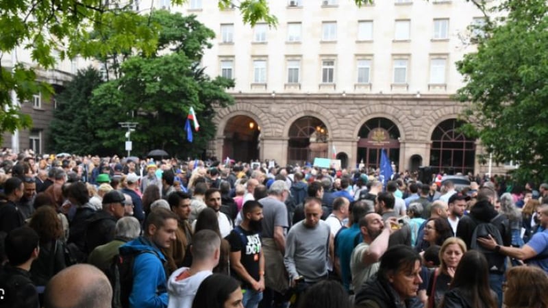 След призива на жената на Радев, Цветеслава Гълъбова подигра протестиращите