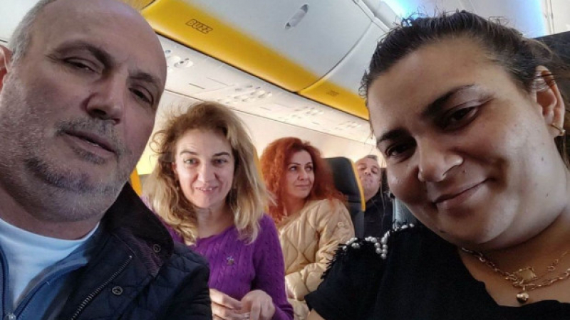 Инфарктна ситуация в самолет: Лекарка от Пловдив и смело семейство спасиха живота на пътничка СНИМКА