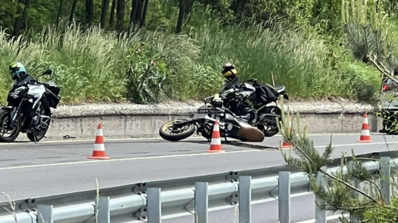 Притеснителни новини за моториста, забил се в бетонна стена край Банско 