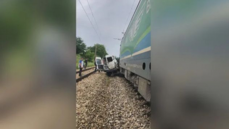 Адско меле между микробус и влак в Плевенско, има жертви СНИМКИ