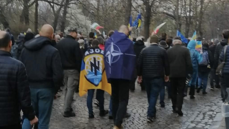Майдан! Потрошиха с камъни партийната централа на "Възраждане" в София СНИМКИ