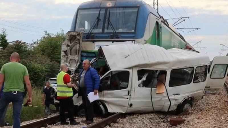 Разбра се кои са загиналите в адското меле между микробус и влак в Плевенско СНИМКИ