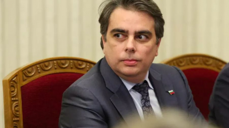 Проф. Дуранкев: Асен Василев не е лош избор за финансов министър, но главата му е...