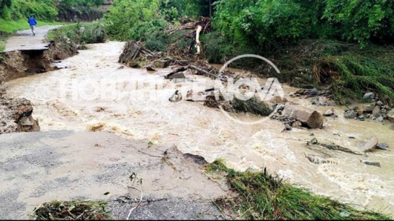 Воден кошмар: Стихия помете българско село, приливна вълна го остави без ток СНИМКИ
