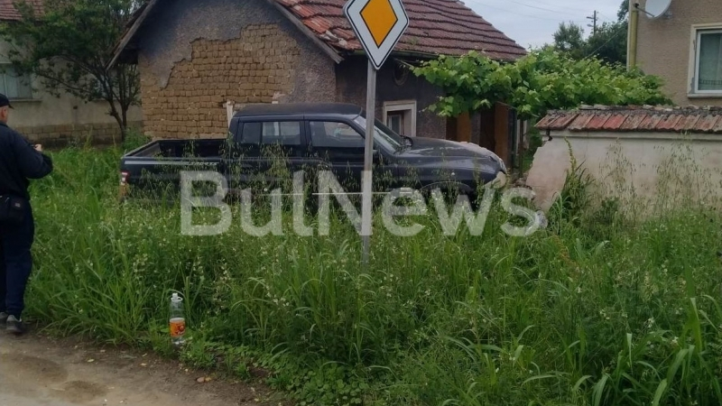 Меле във Врачанско! Пикап помете дете и ограда и влетя в... СНИМКА