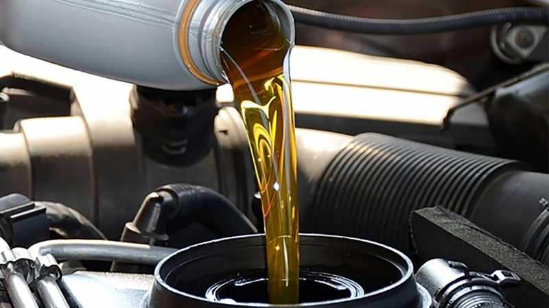 Експертите разкриха 7 фатални грешки при смяната на маслото на колата