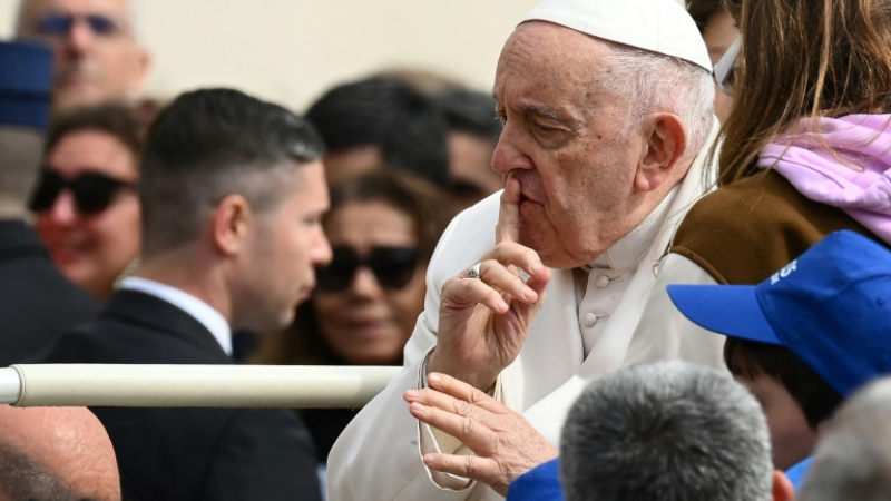 Извънредно: Папа Франциск е в болница, от Ватикана мълчат!