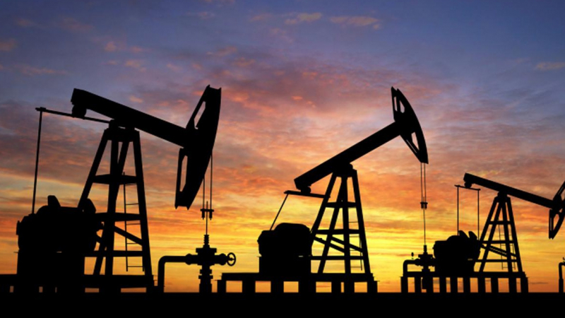Цената на петрола регистрира спад, очаква се рекорден добив 