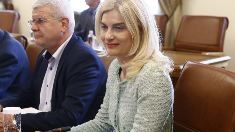 Скандална министърка от кабинета "Денков" запазва мястото си в новия кабинет 