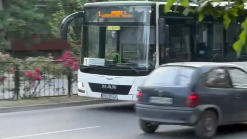 Безумие в Пловдив: Шофьорка на автобус втрещи гражданин с маневрата си ВИДЕО