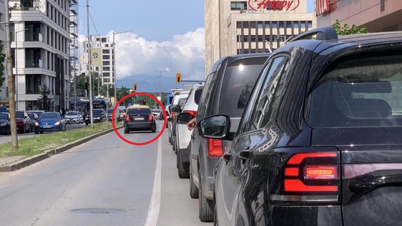 Тарикат вцепени софийски шофьори: 100 метра с мръсна газ в насрещното и тотално задръстване СНИМКИ