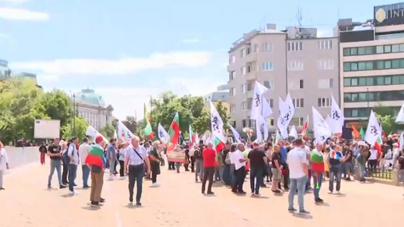 Протест на „Възраждане” и „Левицата” блокира центъра на София ВИДЕО